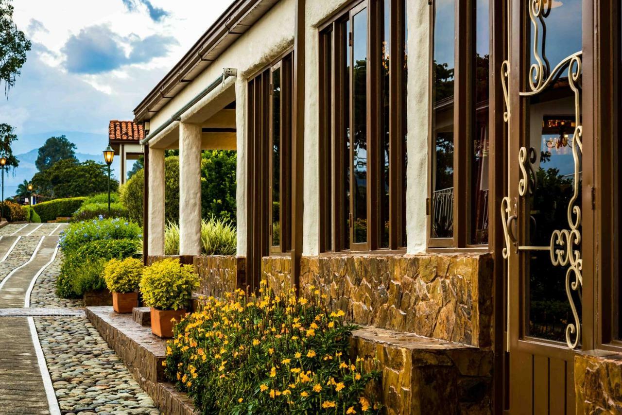 Hotel Estrella Del Monte Armenia  Buitenkant foto