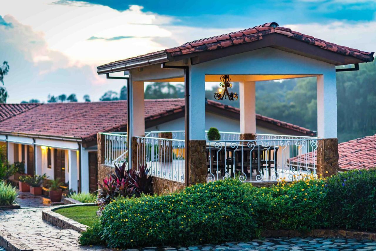 Hotel Estrella Del Monte Armenia  Buitenkant foto