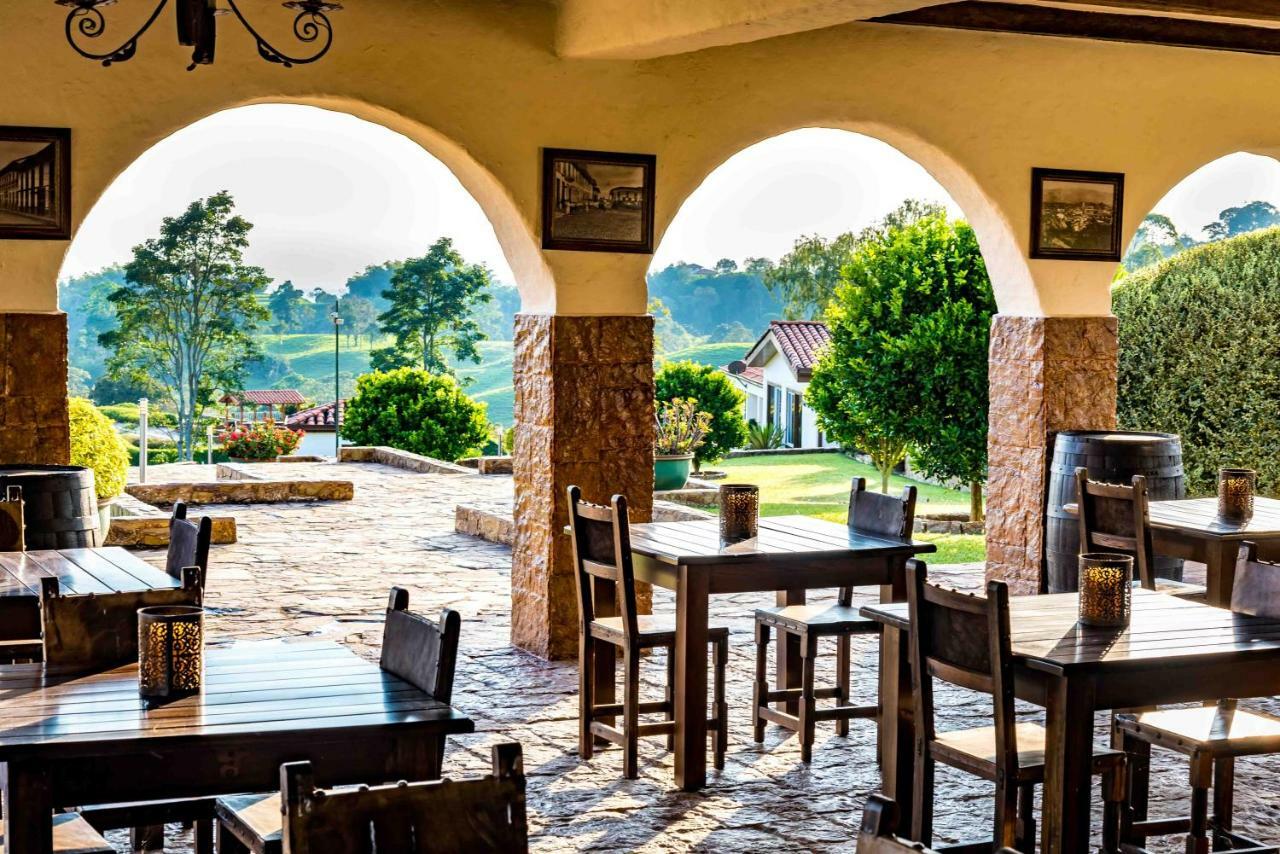 Hotel Estrella Del Monte Armenia  Buitenkant foto