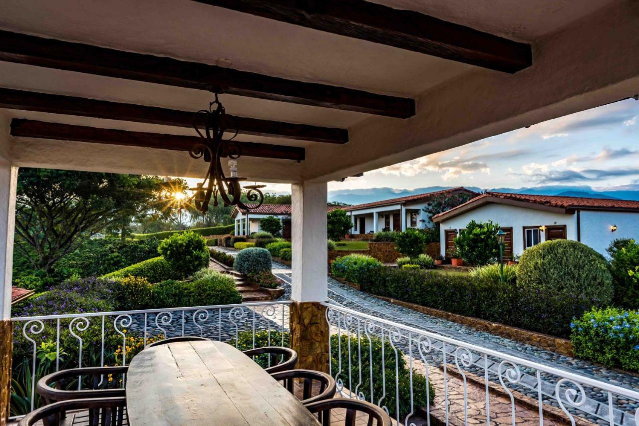 Hotel Estrella Del Monte Armenia  Buitenkant foto
